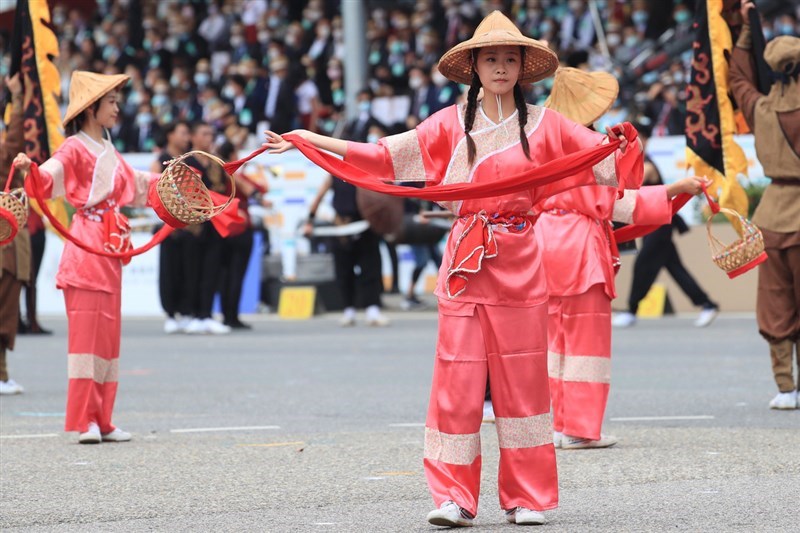 109年國慶大會10日登場,苗栗陳家班北管八音團及榮興客家採茶劇團以「八音慶雙十,台灣向前行」揭開序幕,呈現客家八音與戲曲之美,劇團優雅動作博得掌聲。中央社記者吳家昇攝 109年10月10日