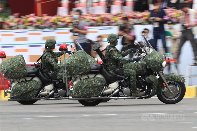 109年國慶大會10日登場,憲兵快速反應連騎乘大型重型機車在總統府前廣場帶來精彩演出,當中部分兵力採戰鬥個裝,負責展示中樞近區的「反斬首」戰鬥構型。中央社記者吳家昇攝 109年10月10日