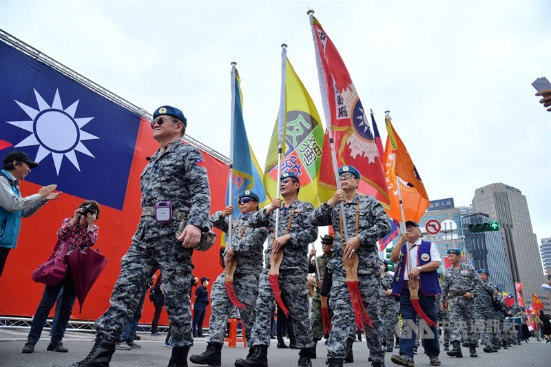 中華民國中央軍事院校校友總會歡慶雙十國慶,10日下午舉辦「璀璨雙十 捍衛中華」踩街嘉年華活動,參與響應的民團「中華民國台灣軍政府」成員,特別穿上迷彩軍裝出席。中央社記者王飛華攝 109年10月10日