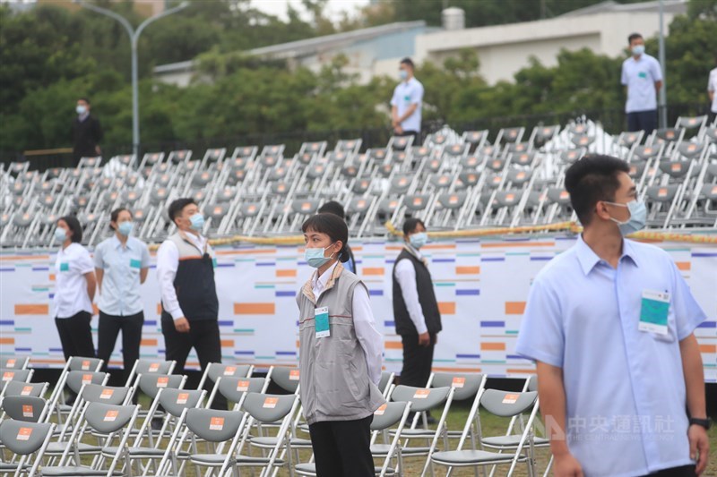 109年國慶大會10日上午在總統府前廣場登場,維安人員巡視四周,維護周遭安全,維安工作滴水不漏。中央社記者吳家昇攝 109年10月10日