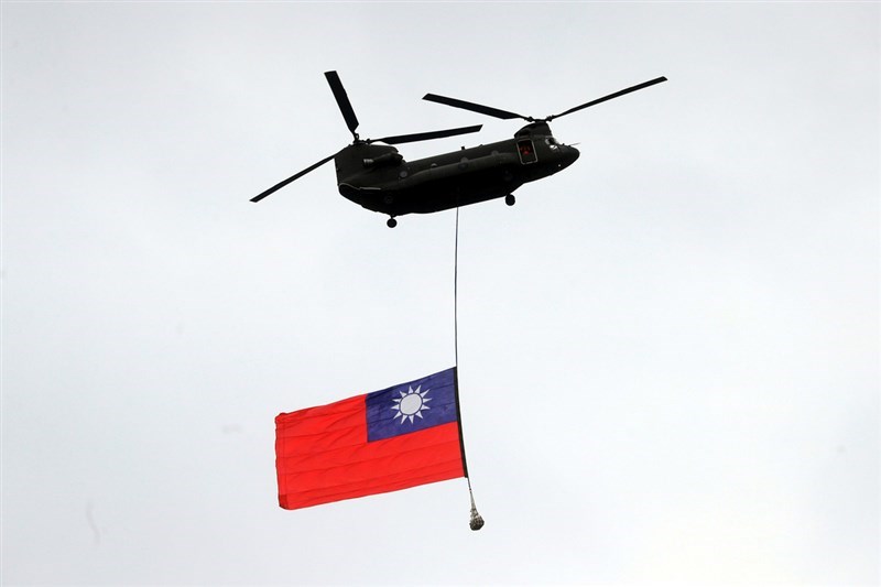 109年國慶大會10日上午在總統府前廣場舉行,陸航CH-47SD運輸直升機吊掛國旗通過觀禮台。中央社記者吳家昇攝 109年10月10日
