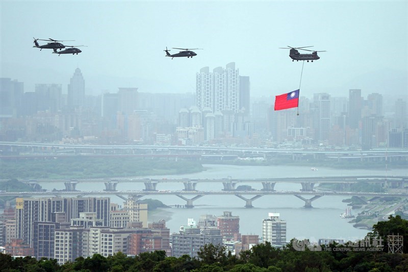 109年國慶大會10日在總統府前舉行,國軍CH-47運輸直升機為了能在典禮唱國歌時吊掛國旗飛越總統府上空,從松山機場起飛後,在雙北市上空盤旋,等待進場。中央社記者徐肇昌攝 109年10月10日