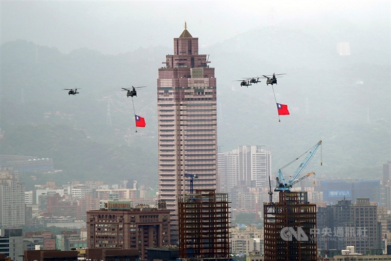 雙十國慶,國軍10日在台北市執行空中兵力全兵力校閱,CH-47運輸直升機吊掛巨幅中華民國國旗飛越台北市區上空。中央社記者徐肇昌攝 109年10月10日