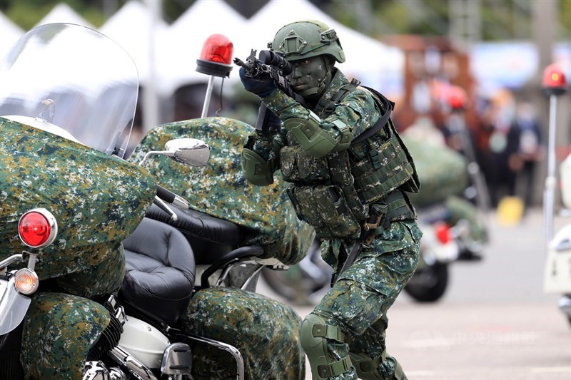 憲兵快速反應連騎乘大型重型機車在總統府前廣場帶來精彩演出,部分兵力身著戰鬥個裝,負責展示中樞近區的「反斬首」戰鬥構型,女性官兵展現巾幗不讓鬚眉的氣勢。中央社記者吳家昇攝 109年10月10日
