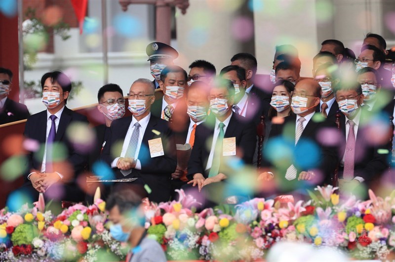 109年國慶大會10日上午在總統府前廣場舉行,副總統賴清德(左)、前副總統吳敦義(左2)、前副總統陳建仁(前右2)、行政院長蘇貞昌(前右)、台北市長柯文哲(2排右)、國民黨主席江啟臣(2排左)、親民黨主席宋楚瑜(2排左2)出席。中央社記者吳家昇攝 109年10月10日