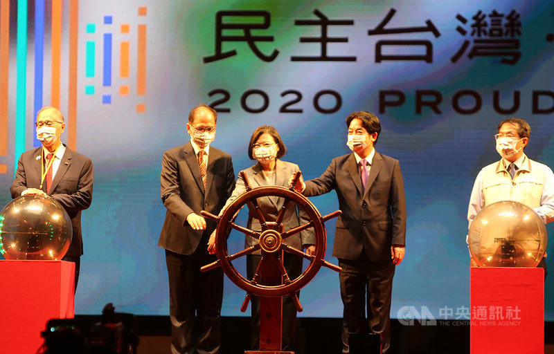 2020國慶焰火10日晚間在台南安平漁光島施放,總統蔡英文(中)、副總統賴清德(右2)、立法院長游錫堃(左2)、台南市長黃偉哲(右)等人共同主持啟炮,展開33分鐘的絢麗焰火施放。中央社記者張榮祥台南攝 109年10月10日