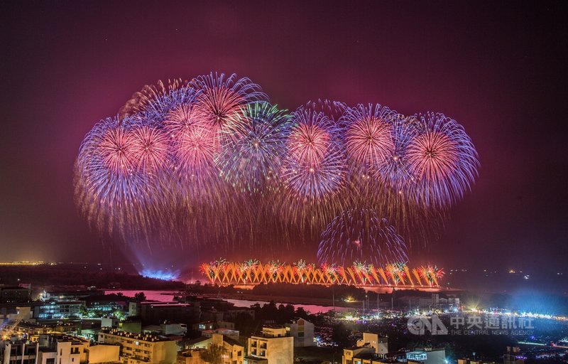 2020國慶焰火在台南,10日晚間在安平漁光島登場,璀璨煙火照亮黑夜,施放時間達33分鐘,吸引大批民眾前往欣賞。中央社記者董俊志攝 109年10月10日