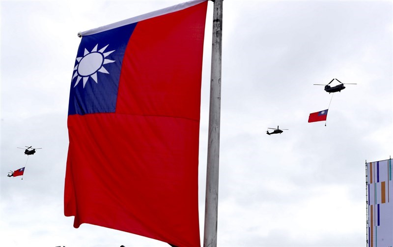 中華民國109年國慶大會10日在總統府前登場,陸軍CH-47契努克運輸直升機吊掛巨幅國旗進場。中央社記者張皓安攝 109年10月10日