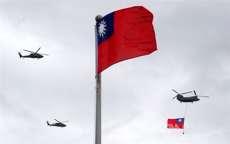109年國慶大會10日上午登場,陸航CH-47SD運輸直升機吊掛國旗,搭配UH-60M黑鷹直升機編隊進場。中央社記者裴禛攝 109年10月10日