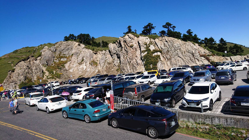 國慶連假南投湧現出遊潮,合歡山10日一早就湧入車潮,武嶺地區停車場上午停滿車輛,轄區南投縣警察局仁愛分局也持續疏導交通。(仁愛警分局提供)中央社記者蕭博陽南投縣傳真 109年10月10日