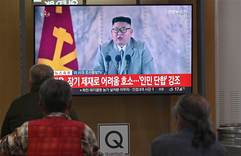 北韓慶祝執政黨朝鮮勞動黨75週年黨慶,10日清晨在首都平壤舉行大規模閱兵,北韓最高領導人金正恩現身並發表談話。圖為首爾民眾在火車站觀看電視報導。(法新社)