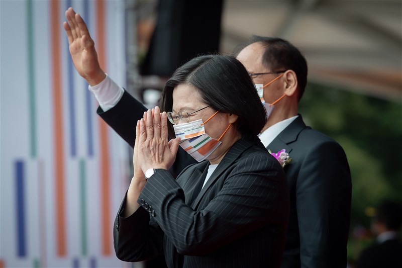109年國慶大會10日上午在總統府前廣場舉行,總統蔡英文(前)雙掌合十,與立法院長游錫 堃(後)一同向防疫英雄車隊表達感謝之意。(總統府提供)
