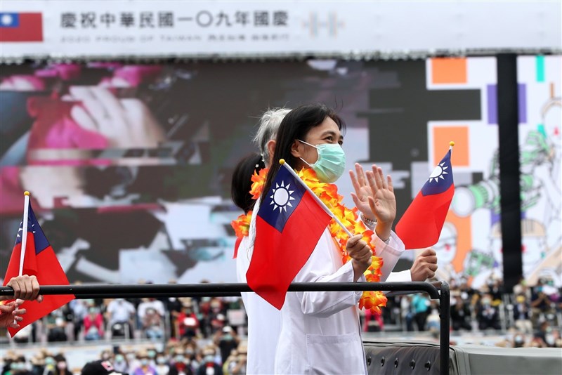 中華民國中樞暨各界慶祝109年國慶大會10日在總統府前登場,防疫英雄車隊在眾人掌聲中行經總統府前。(總統府提供)