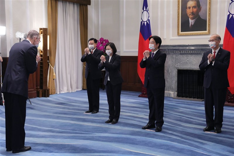 總統蔡英文(後左2)10日偕同副總統賴清德(後右2)、外交部長吳釗燮(後左1)等人在總統府接受參加國慶活動的各國駐台使節、駐台機構及國際組織代表。圖為美國在台協會台北辦事處處長酈英傑(前)拱手行禮致賀國慶。(總統府提供)