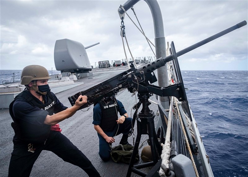 共軍南部戰區9日晚間發文指控美國海軍飛彈驅逐艦馬侃號闖入中國西沙「領海」。美軍第七艦隊則發布,馬侃號當天曾在艦上進行防衛演習。(圖取自facebook.com/7thfleet)