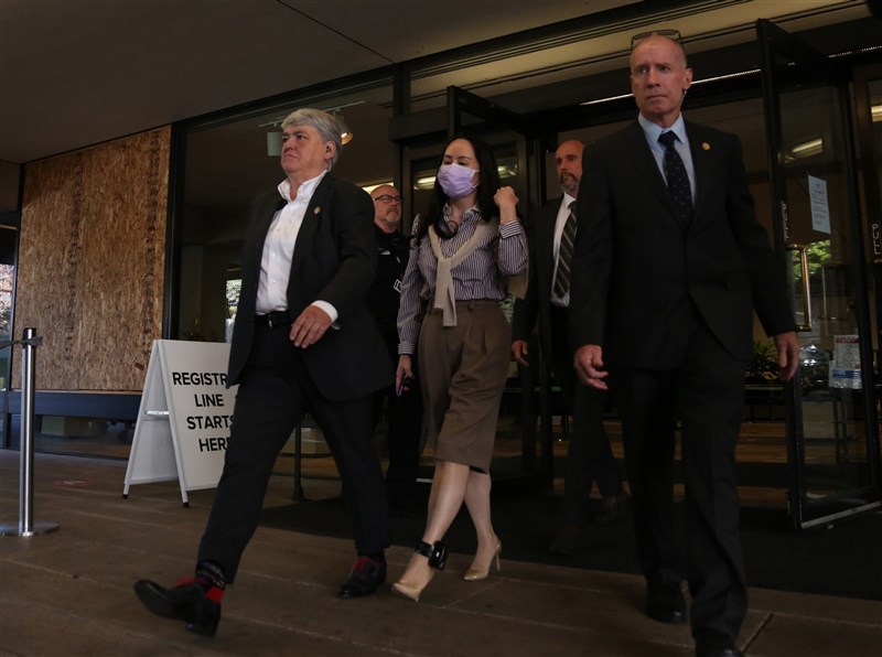 中國電信巨擘華為公司財務長孟晚舟(前中)力抗被引渡到美國受審,辯方律師要求查閱美國與加拿大官方往來文件,加拿大法官已予以拒絕。圖為孟晚舟9月28日出庭。(安納杜魯新聞社)