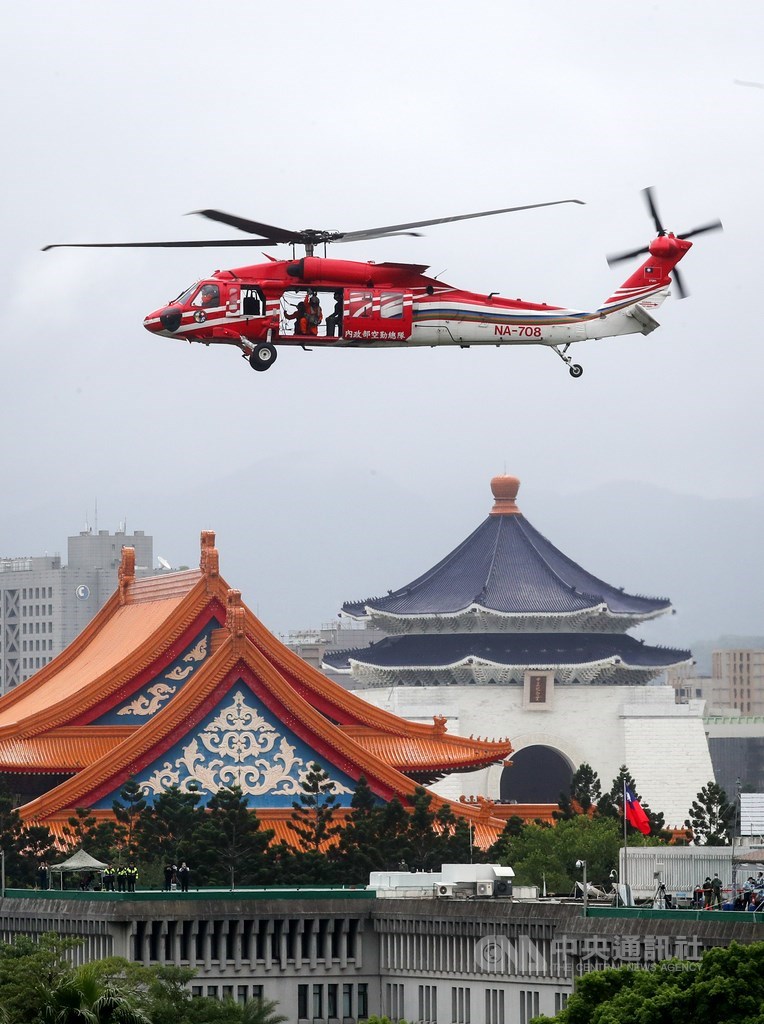 俗稱「紅鷹」的空勤UH-60M黑鷹直升機,首次以低高度飛進總統府限航區。中央社記者裴禛攝 109年10月10日