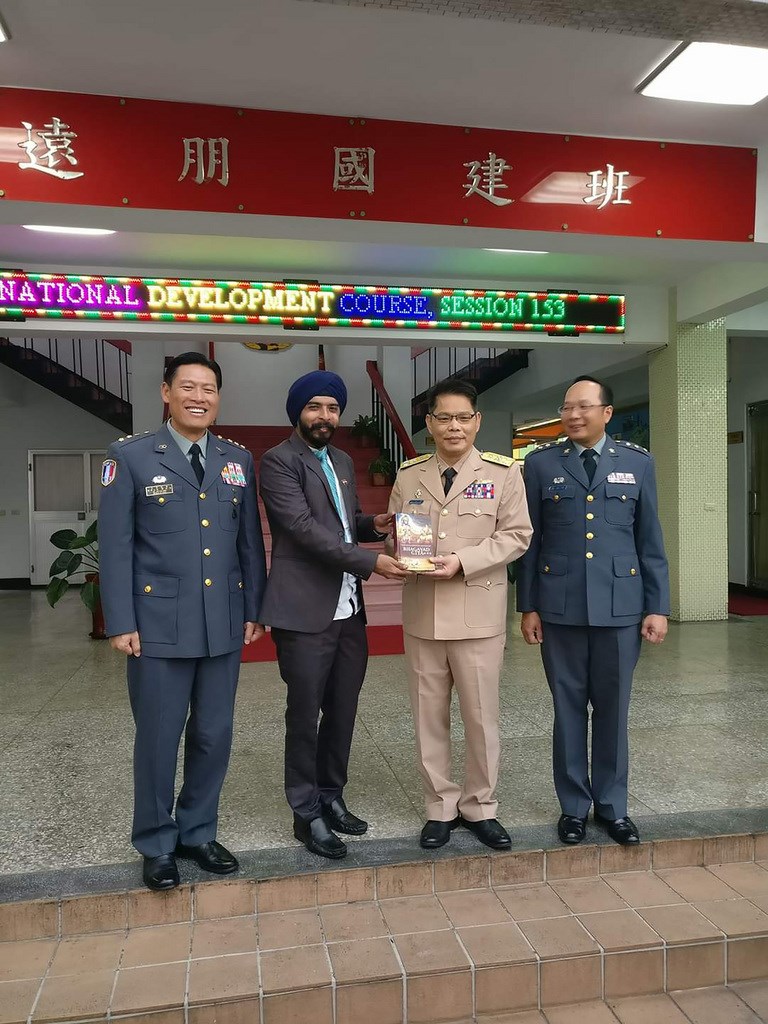 印度人民黨德里黨部發言人巴加(左2)2018年參加國防大學主辦的台印交流活動,並代表印度訪團贈書給國防大學多位主管。(巴加提供)中央社記者康世人新德里傳真 109年10月10日