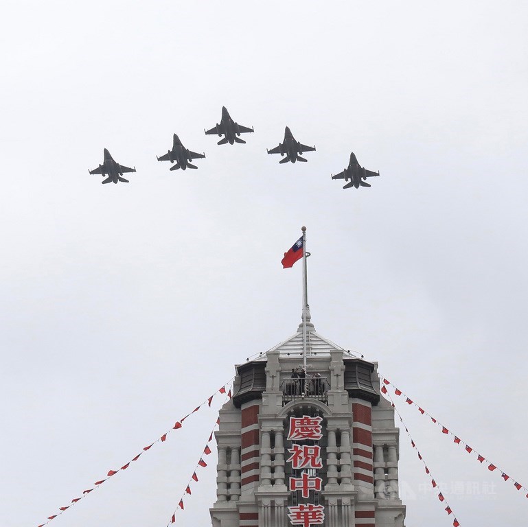 109年國慶大會10日上午在總統府前廣場舉行,最受矚目的空中展演項目,加入近年完成升級的F-16V戰機,首次在府前上空編隊衝場。中央社記者吳家昇攝 109年10月10日