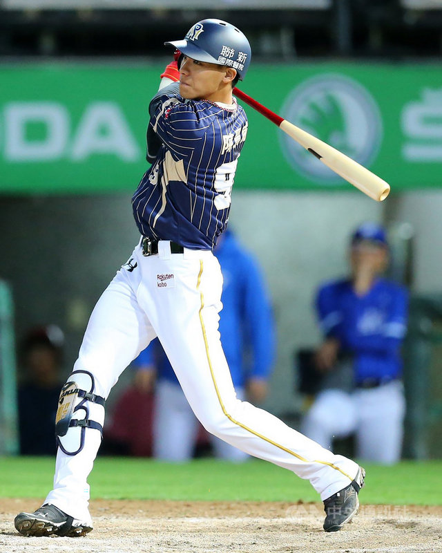 中職樂天桃猿隊「快腿」陳晨威10日與富邦悍將隊交手,首局就盜壘成功,為個人本季第40盜,同時也是隊史第1500盜。圖為陳晨威上場打擊畫面。(樂天桃猿隊提供)中央社記者謝靜雯攝 109年10月10日