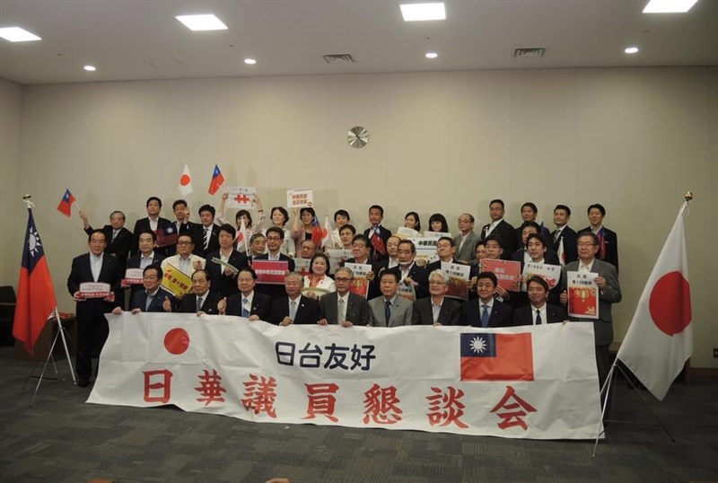 為慶祝中華民國國慶，日華議員懇談會會長古屋圭司率多位國會議員，在日本國會議員會館擺設偌大的中華民國國旗與日本國旗、祝賀中華民國國慶的會議室內，大喊：「恭喜」。（取自日華議員懇談會會長、眾議員古屋圭司臉書）中央社記者楊明珠東京傳真 109年10月10日