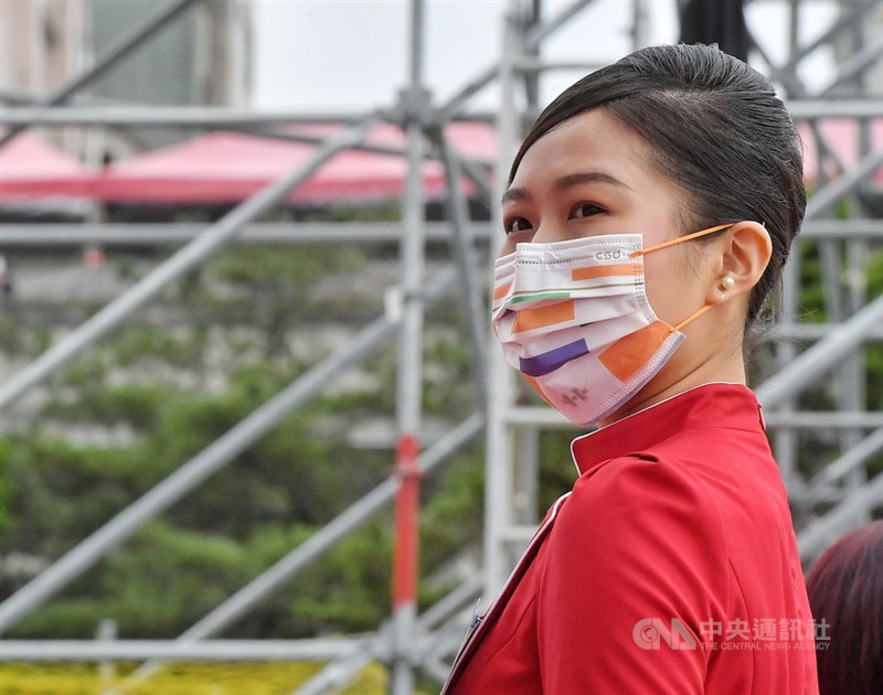 中華民國中樞暨各界慶祝109年國慶大會10日在總統府前舉行,因應疫情,禮賓人員特別戴上口罩。中央社記者鄭清元攝 109年10月10日