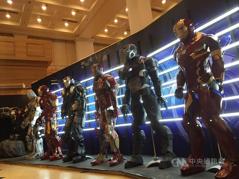 愛美客工作室創辦人凌成傑放棄高薪工作,投入自製Cosplay鋼鐵人盔甲,受百貨公司邀請舉辦個人展覽,各家媒體慕名而來採訪。(凌成傑提供)中央社記者李宛諭傳真 109年10月11日