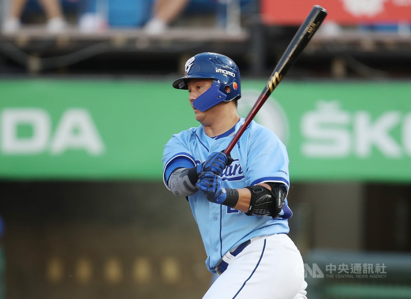 中職富邦悍將隊野手高國輝賽前10月僅敲2安,11日單場4安4打點、敲出本季第25轟,他表示這段期間回想如何找好手感的方式,下半季戰績關鍵期,他也以馬拉松比喻,堅持到最後就能拿勝。中央社記者張新偉攝 109年10月11日