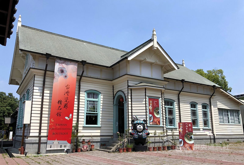 嘉義市檜意森活村除了日式建築外,還有一棟英國都鐸式建築「營林俱樂部」,是日治時期阿里山林場招待所,主要是提供貴賓與員工休閒飲茶娛樂使用。中央社記者黃國芳攝 109年10月11日