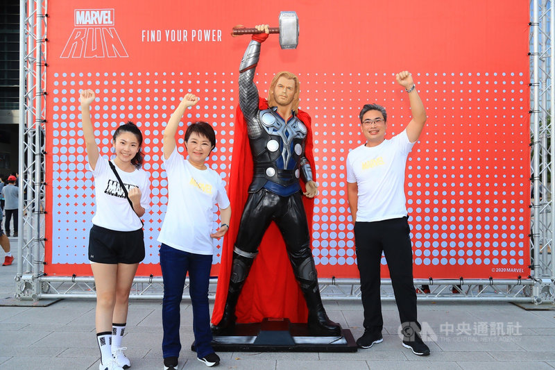 「MARVEL RUN Taiwan漫威主題路跑」11日在台中市府廣場前開跑,現場也打造漫威人氣角色雕像,並規劃4個漫威主題拍照專區,台中市長盧秀燕(左2)也拍照留念。(台中市政府提供)中央社記者郝雪卿傳真 109年10月11日