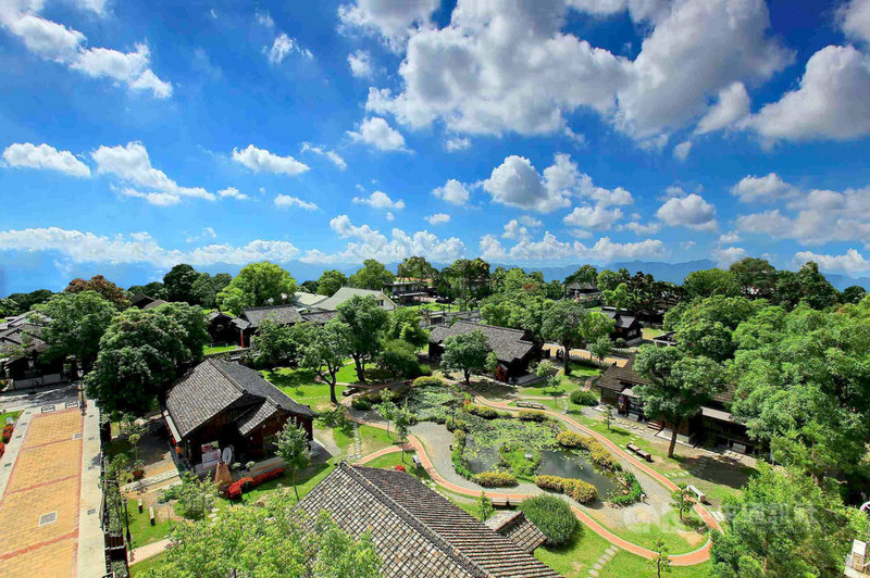 嘉義市檜意森活村面積3.4公頃,包含30棟木造日式歷史建築,洋溢濃濃東洋風情,不僅是台灣林業發展史的縮影,更見證台灣百年林業的歷程。(阿里山林鐵及文資處提供)中央社記者黃國芳傳真 109年10月11日