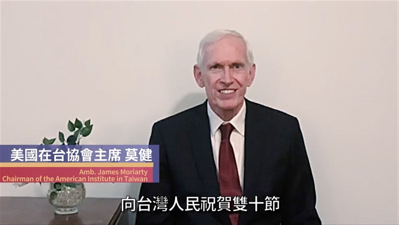 駐美代表處10日發布慶祝雙十國慶影片,影片集結多位美國政要對台灣的祝賀訊息。美國在台協會(AIT)主席莫健(圖)在影片中表示,2020年見證美台關係的韌性與深度,美方將持續推動雙邊關係並協助台灣提升國防。(圖為代表處慶雙十影片截圖)中央社記者徐薇婷華盛頓傳真 109年10月10日