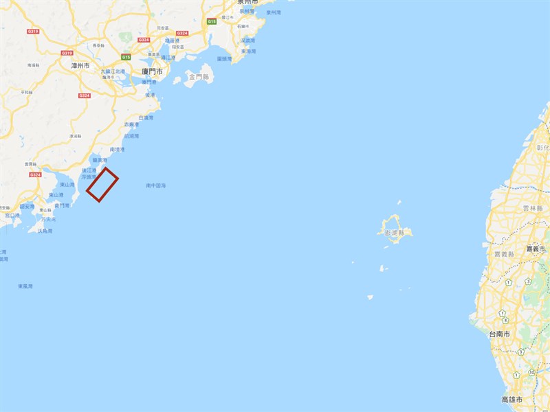 共軍13日至17日在中國福建省漳州古雷半島東側海域進行實彈射擊,古雷港經濟開發區管委會11日發布禁航通告。圖紅框處為禁航區,圖右側為澎湖與台灣本島。(圖取自Google地圖網頁google.com/maps)