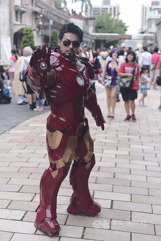 愛美客工作室創辦人凌成傑棄高薪工作,投入自製Cosplay鋼鐵人盔甲,至今已完成超過300套全套盔甲。(凌成傑提供)中央社記者李宛諭傳真 109年10月11日