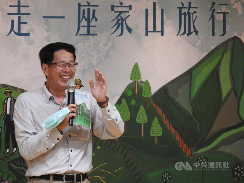 新北市政府12日舉行「微笑山線10條散策路線」記者會,邀請生態旅遊作家劉克襄代言,他鼓勵大家利用家山跟傳統市場做連結,讓這樣的旅行更加精彩。中央社記者王鴻國攝 109年10月12日