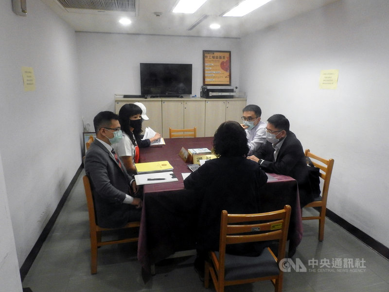 康軒文教集團疑藉「吹哨者」事件施壓女員工離職,勞工局12日下午在新北市政府召開調解會,協助勞資雙方解決爭議。中央社記者沈佩瑤攝 109年10月12日