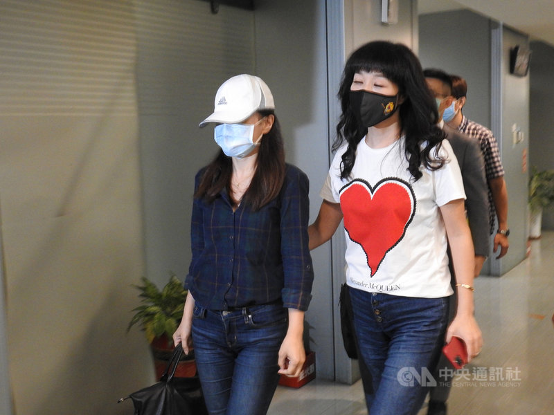 康軒文教集團疑藉「吹哨者」事件施壓女員工離職,勞資爭議調解會12日下午在新北市政府召開,申請調解的女員工(左)在議員等陪同下出席。中央社記者王鴻國攝 109年10月12日