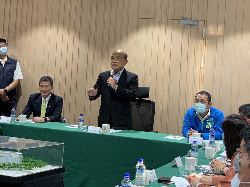 行政院長蘇貞昌(右2)12日下午與新北市長侯友宜(右1)、文化部長李永得(左2)等人視察國家電影及視聽文化中心新莊1期場館,聽取簡報。中央社記者葉臻攝 109年10月12日