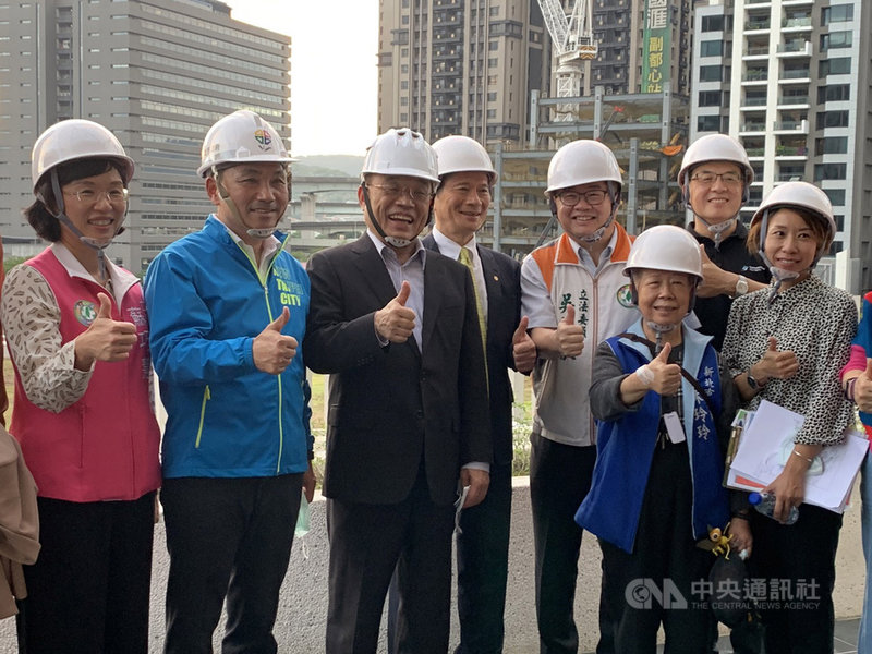 行政院長蘇貞昌(左3)12日下午與新北市長侯友宜(左2)等人視察國家電影及視聽文化中心新莊1期場館,受訪時談及國慶日時僅藝人邰智源等發聲,蘇貞昌表示,台灣藝人都很優、認真工作,可能各有工作難處和必須的考量,像邰智源公開祝賀國家生日快樂是好事。中央社記者葉臻攝 109年10月12日