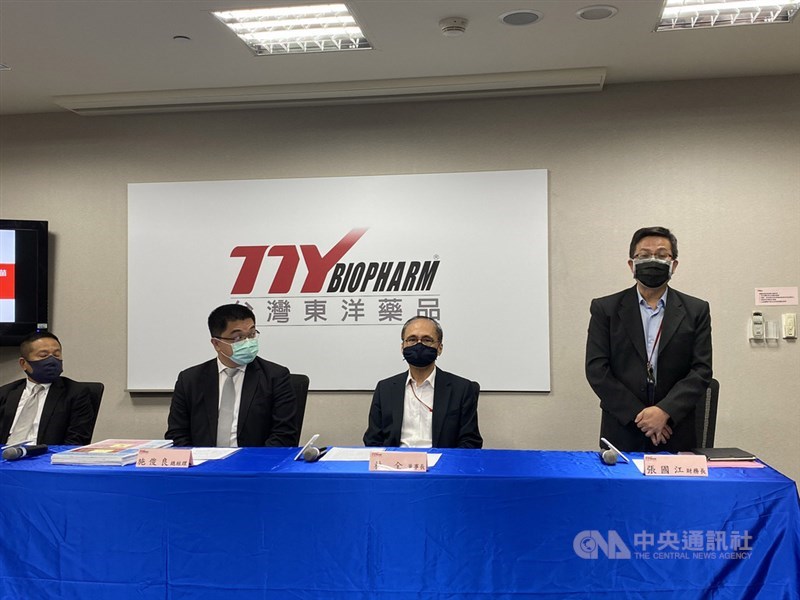 台灣東洋防疫超前部署,董事長林全(右二)、總經理施俊良(右三)12日宣布取得德國BioNTech SE的武漢肺炎疫苗台灣代理權,最多3000萬劑;最快明年第1季供應1000萬劑,供500萬人施打。中央社記者韓婷婷攝 109年10月12日