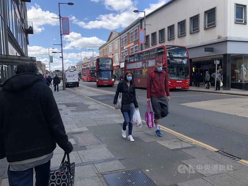英國政府數據顯示,武漢肺炎全國累計確診數已突破60萬例。圖為倫敦民眾戴口罩上街。(中央社檔案照片)