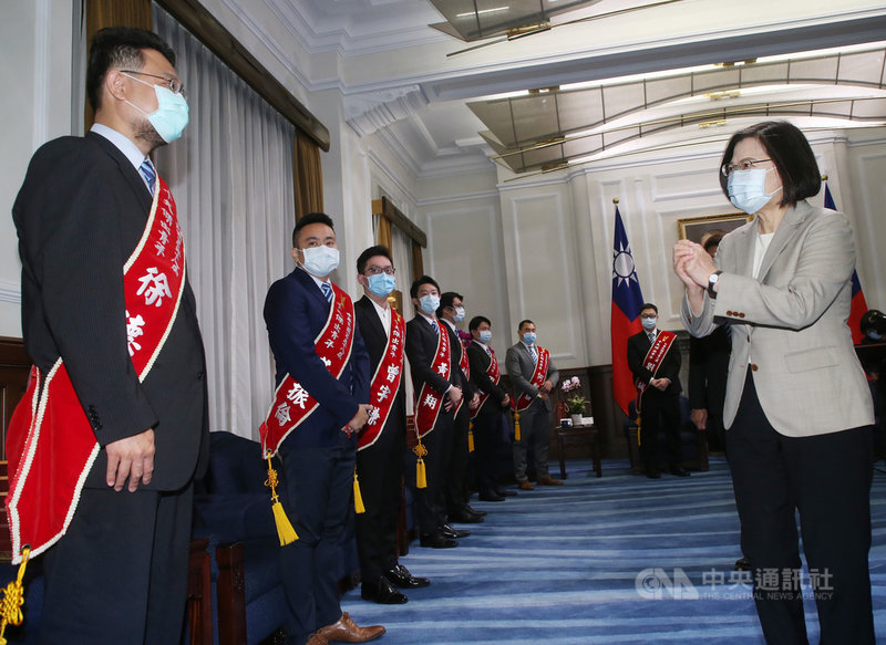 總統蔡英文(右)12日上午在總統府接見第58屆十大傑出青年當選人暨國際青年商會中華民國總會陪同人員,蔡總統表示,很高興看到十大傑出青年不但在專業領域有成就,更因為這些成就讓世界看到台灣、認識台灣。中央社記者鄭傑文攝 109年10月12日