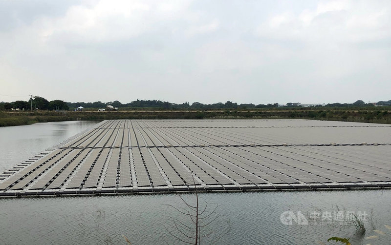 嘉義縣公館滯洪池浮力式太陽光電廠12日啟用儀式，年發電量可達627萬5753度（kWh），有效運用再生能源，發電效益可供近1800戶家庭1年的用電。中央社記者黃國芳攝　109年10月12日