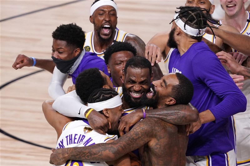 NBA湖人11日靠嚴防強攻一路領先,靠詹姆斯繳出「大三元」、戴維斯貢獻「雙十」成績帶領下,最終106比93擊敗熱火,拿下隊史第17座總冠軍。(美聯社)