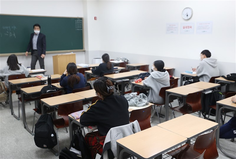韓國首爾市政府宣布,因應武漢肺炎疫情實施的集會限制人數,自12日起現行10人放寬至100人,同時也逐步擴大市內中小學到校上課人數。圖為首爾補習班12日上課情形。(韓聯社)
