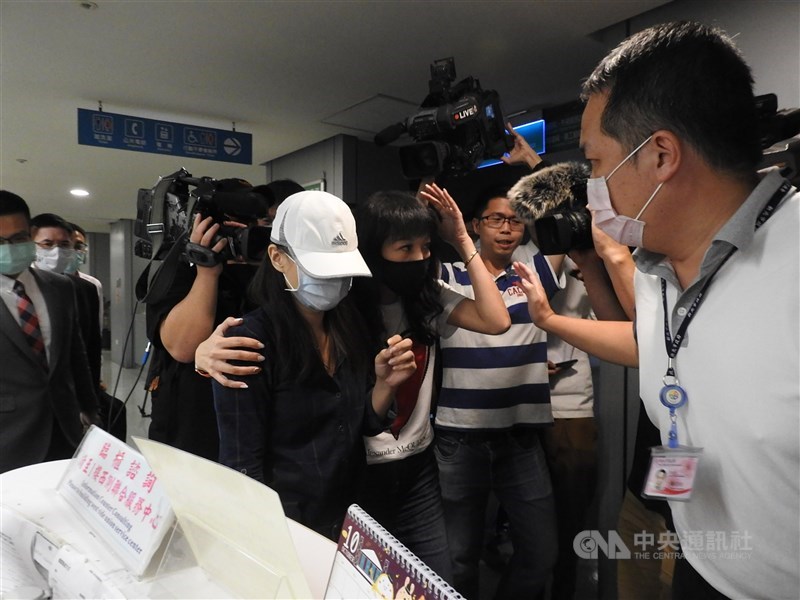 康軒文教集團疑藉「吹哨者」事件施壓女員工離職風波,勞資爭議調解會12日於新北市政府召開,協調約2小時才達成和解。女員工(戴帽者)在議員陪同下步出協調室。中央社記者沈佩瑤攝 109年10月12日