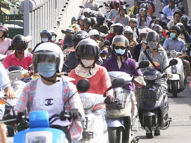 公路總局12日起在「監理服務網」推出「車牌報廢、繳銷」線上服務,初期提供150C.C.以下機車辦理。(示意圖/中央社檔案照片)