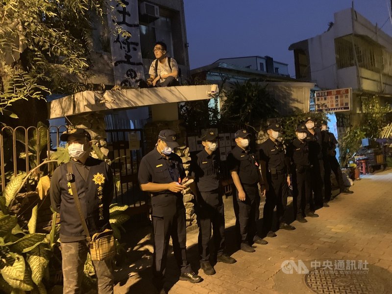 交通部鐵道局中部工程處13日凌晨發動奇襲,在台南市鐵路地下化工程沿線拒遷3戶住家部署大批警力,準備強制拆除。中央社記者張榮祥台南攝 109年10月13日