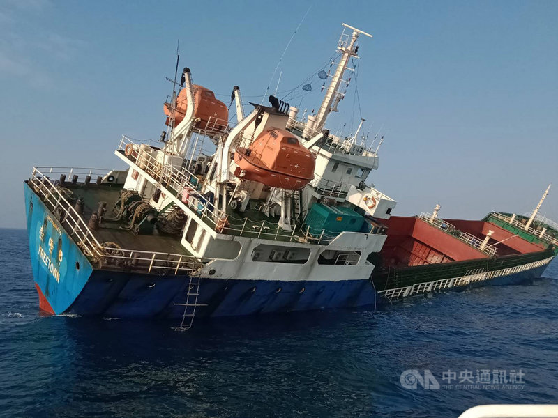 一艘獅子山籍貨船12日疑因船隻壓水艙及貨艙間鋼板破損致船隻傾斜,航港局協助通報空勤總隊,將13名船員救出。(航港局南部航運中心提供)中央社記者王淑芬傳真 109年10月13日