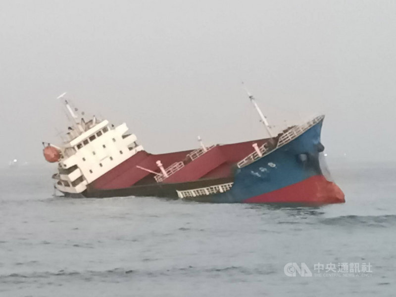 一艘獅子山籍貨船12日疑因船隻壓水艙及貨艙間鋼板破損致船隻傾斜,經空勤總隊以直升機將人員吊掛救出,目前船隻傾斜嚴重擱淺在旗津風車公園南側。(航港局南部航運中心提供)中央社記者王淑芬傳真 109年10月13日